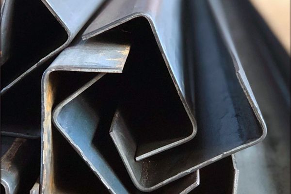 Швеллер стальной гнутый 200х60х4