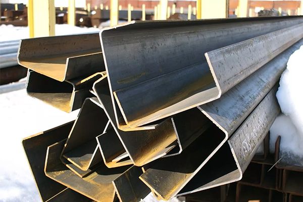 Швеллер стальной гнутый 180х70х6