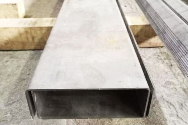 Швеллер стальной гнутый 250х100х6