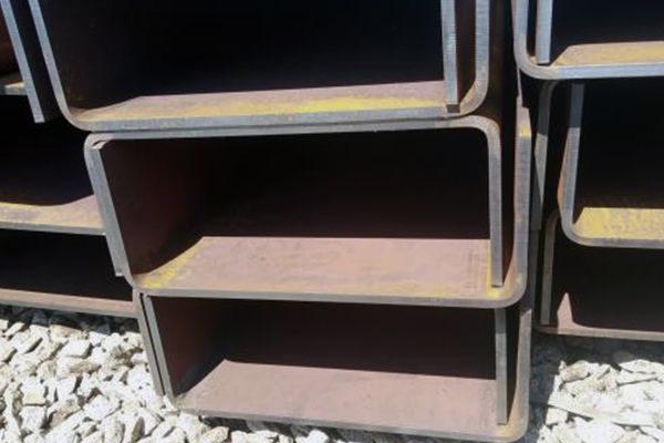 Швеллер стальной гнутый 250х60х4