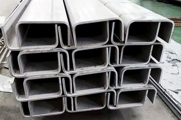 Швеллер стальной гнутый 200х60х6