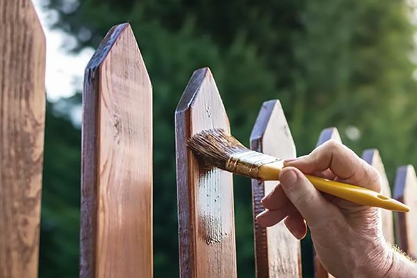 Чем красить заборы