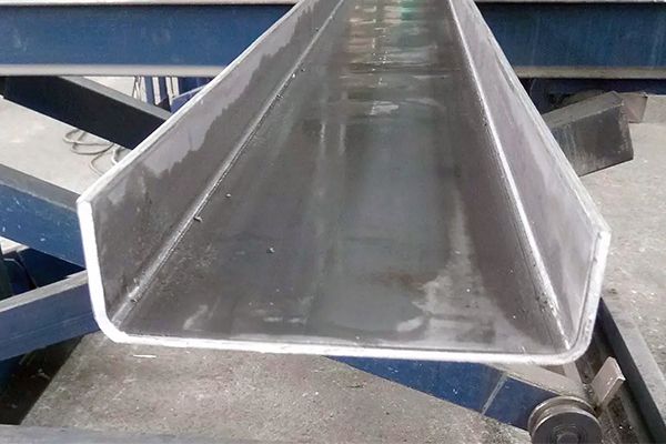 Швеллер стальной гнутый 300х80х6 6 метров