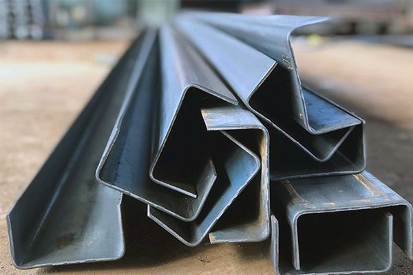 Швеллер стальной гнутый 140х60х3 6 метров