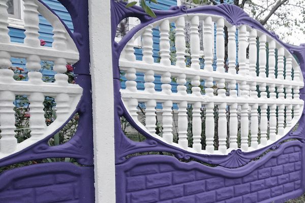 Чем красить заборы