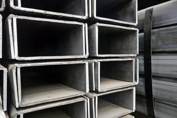 Швеллер стальной гнутый 140х70х5