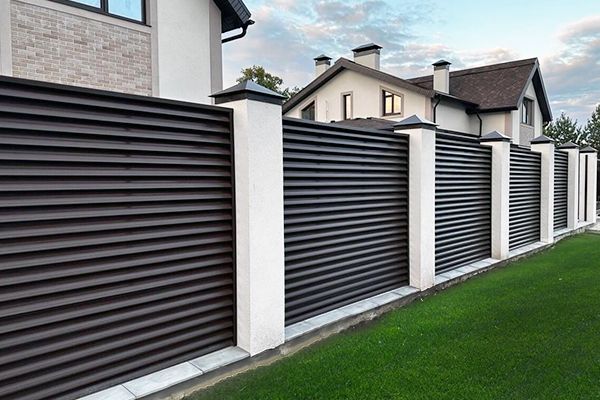 Варианты забора для частного дома