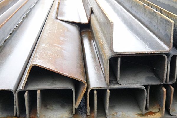 Швеллер стальной гнутый 180х80х4