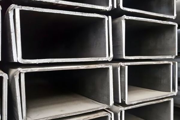 Швеллер стальной гнутый 200х100х4