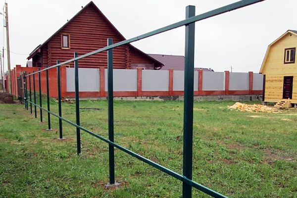 Готовые профильные столбы для забора.jpg