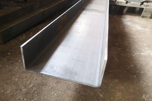 Швеллер стальной гнутый 250х80х5