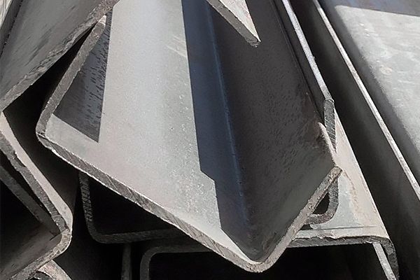Швеллер стальной гнутый 140х80х5